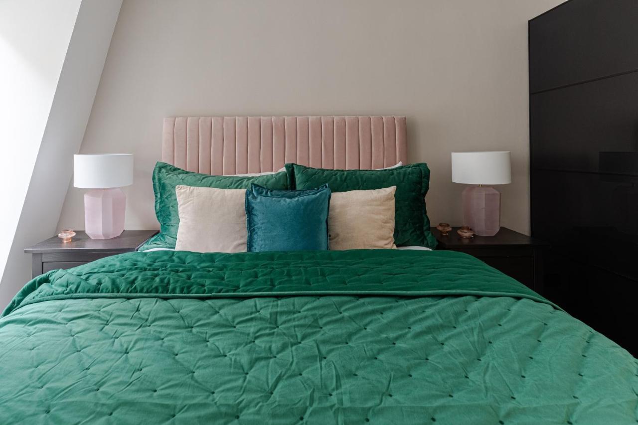 Explore The Exquisite West-end From A Harrods Family And Couple Londra
